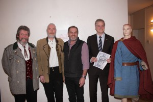 v.l. Walter Fölsner, Wiland Geisel, Josef Euringer mit Bürgermeister  Dietmar Gruchmann und dem Outfit für die 3 Gowirichs